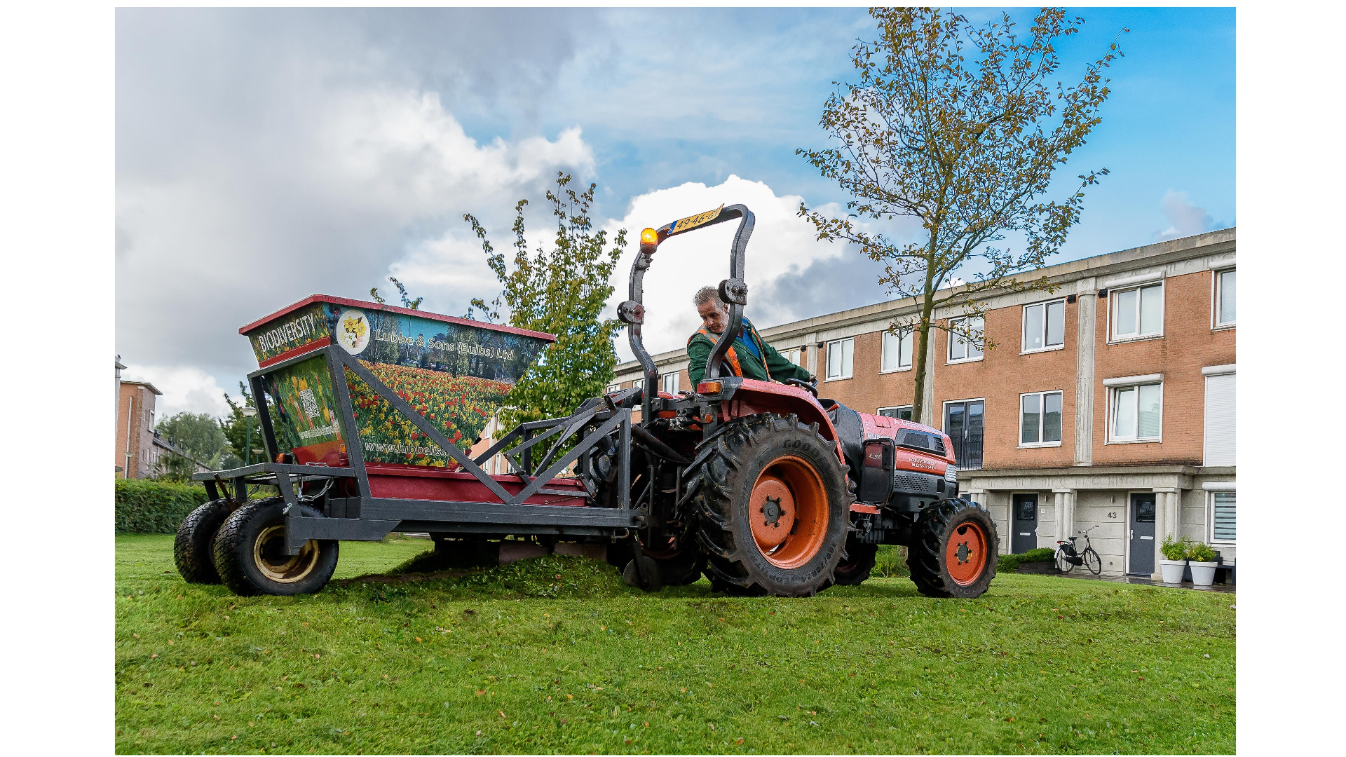 Machinaal planten van onze langbloeiende bloembollenmengsels.