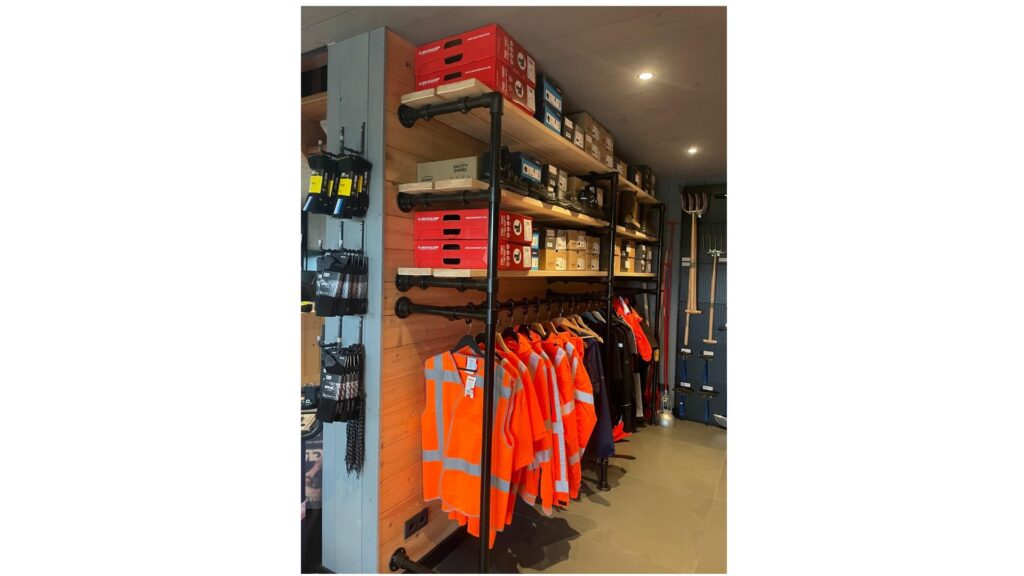 Of wij ook kleding en werk schoenen hebben?