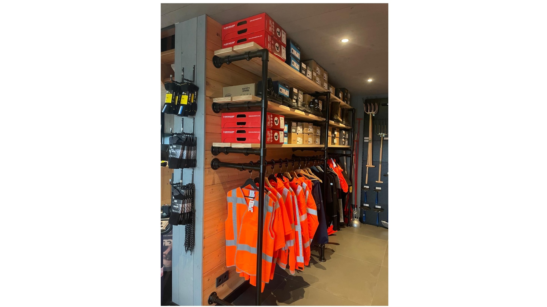 Of wij ook kleding en werk schoenen hebben?