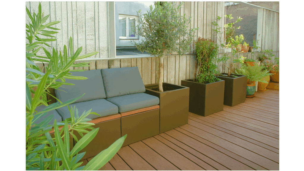 Zitterras ingevuld met vlakke bloembakken in het Supra bruin met zitgedeelte