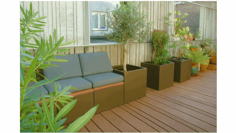 Zitterras ingevuld met vlakke bloembakken in het Supra bruin met zitgedeelte