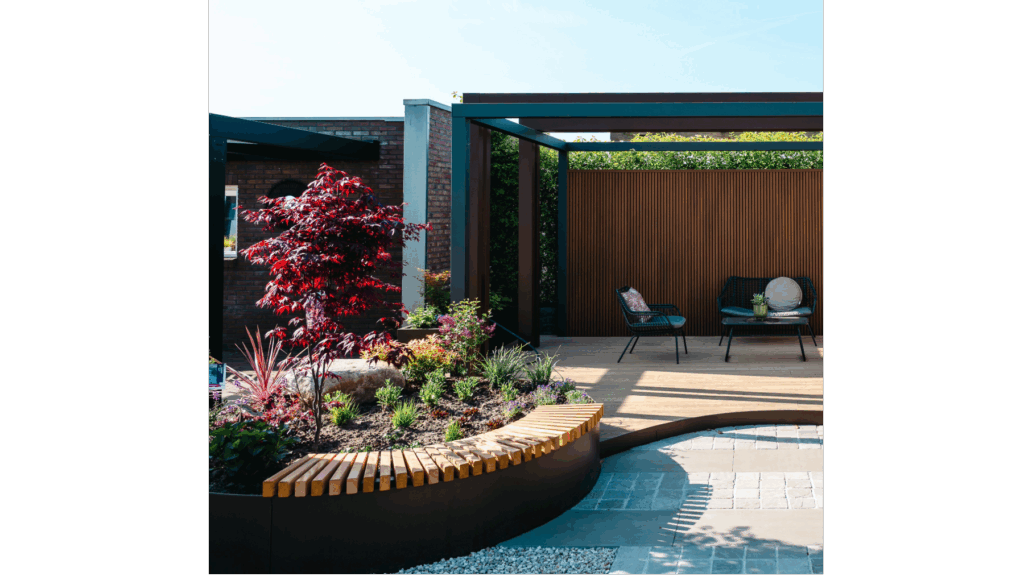 Ingevulde showtuin met een Borderpaneel en zitbank in het Supra bruin