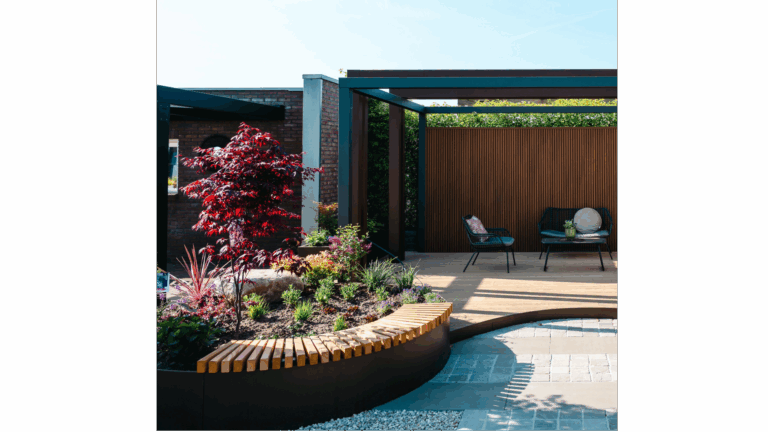 Ingevulde showtuin met een Borderpaneel en zitbank in het Supra bruin