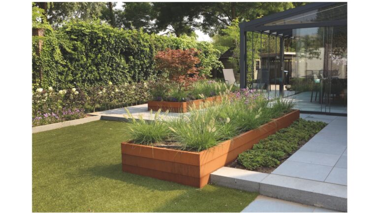 Sfeertuin met modulaire bloembakken in Cortenstaal