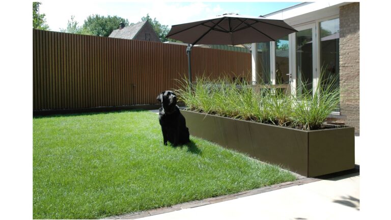Sfeertuin met een vlakke bloembak in het Supra Bruin
