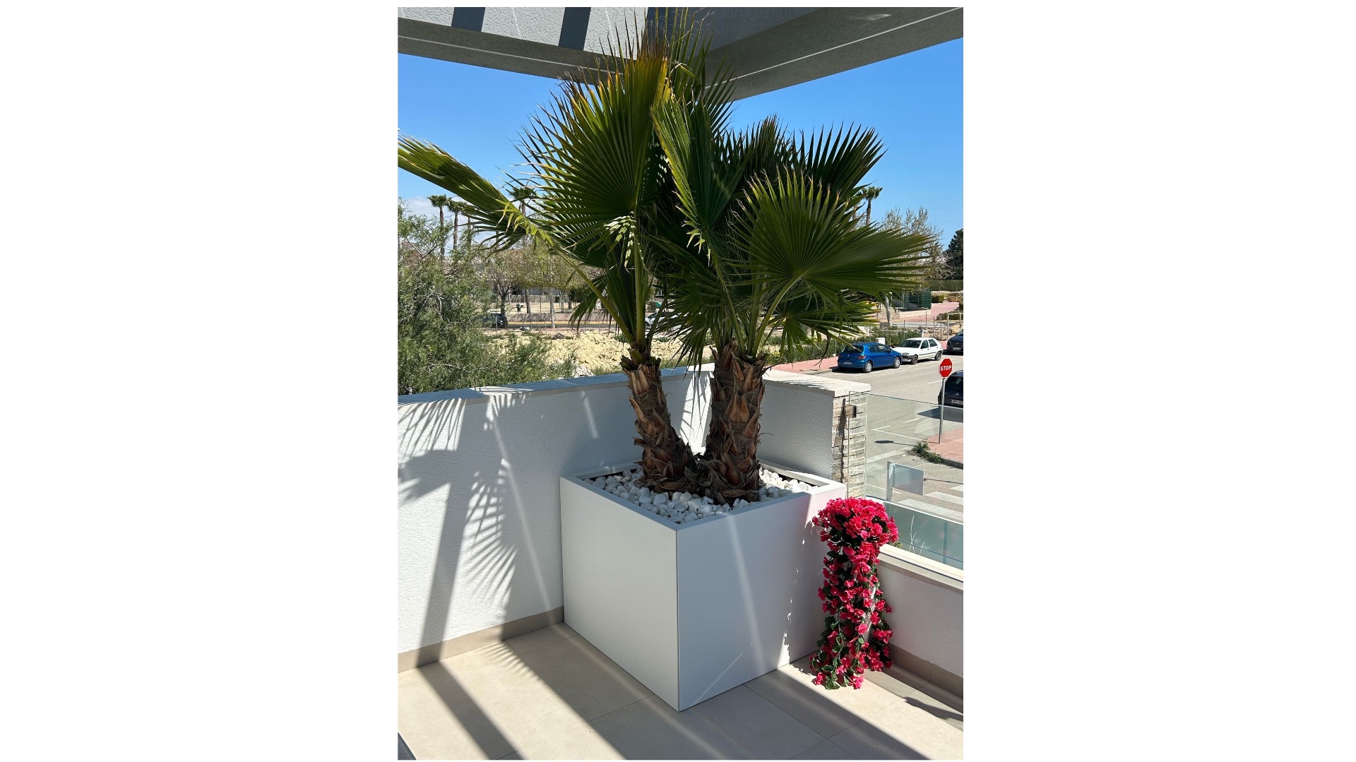 Binnentuin in Ibiza style met onze vlakke bloembak in het Wit