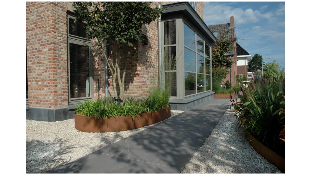 Sfeertuin met bolderpanelen en kantopsluitingen in Cortenstaal