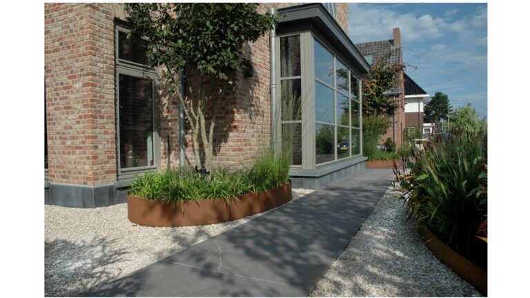 Sfeertuin met bolderpanelen en kantopsluitingen in Cortenstaal