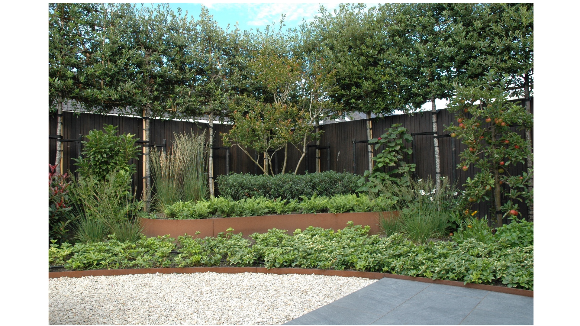 Sfeertuin met bolderpanelen en kantopsluitingen in Cortenstaal