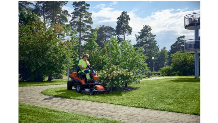 Husqvarna FM410i Rider | Krachtige en duurzame accu-zitmaaier voor professionals