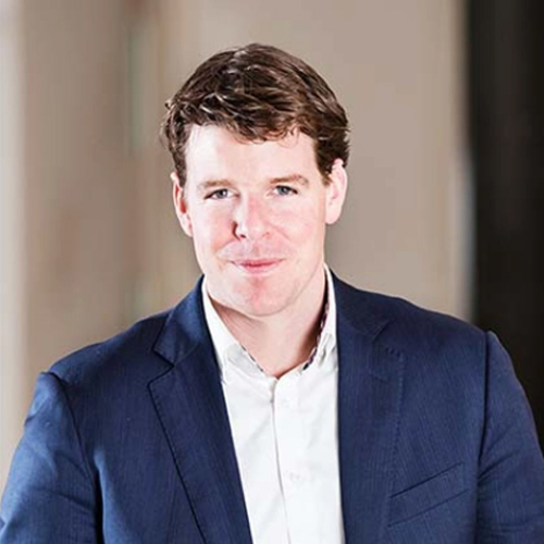 Portret van man in blauw pak en wit overhemd