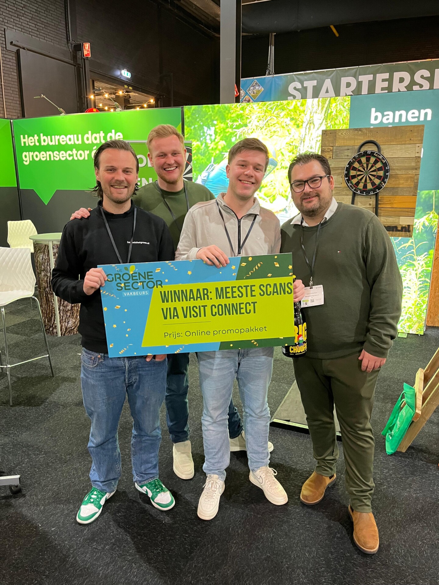 Vier mannen met prijsbord op De Groene Sector Vakbeurs