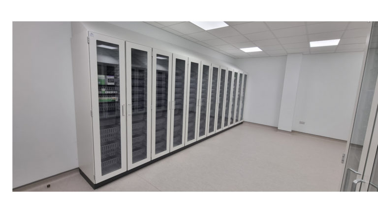 Armoires de rangement à portes vitrées (ISO) avec parois modulaires