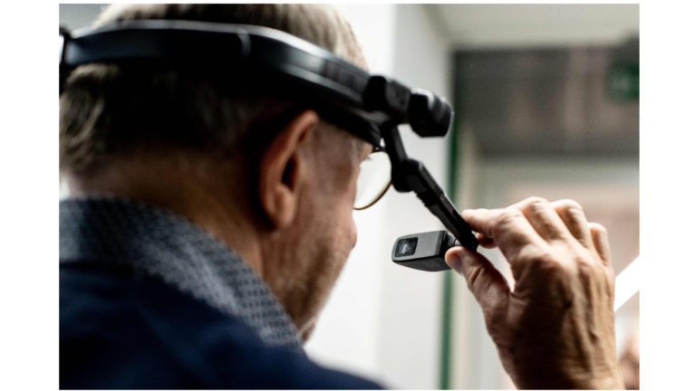 je collega op zak met smart glasses