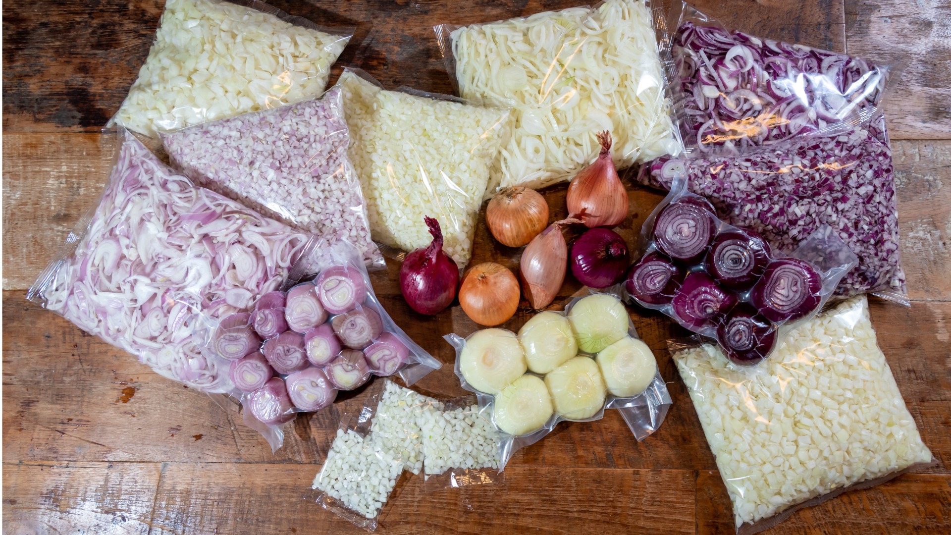 Vers gesneden uien blokjes en uien ringen in geel en rood in verschillende verpakkingen met een houdbaarheid van 11 dagen.