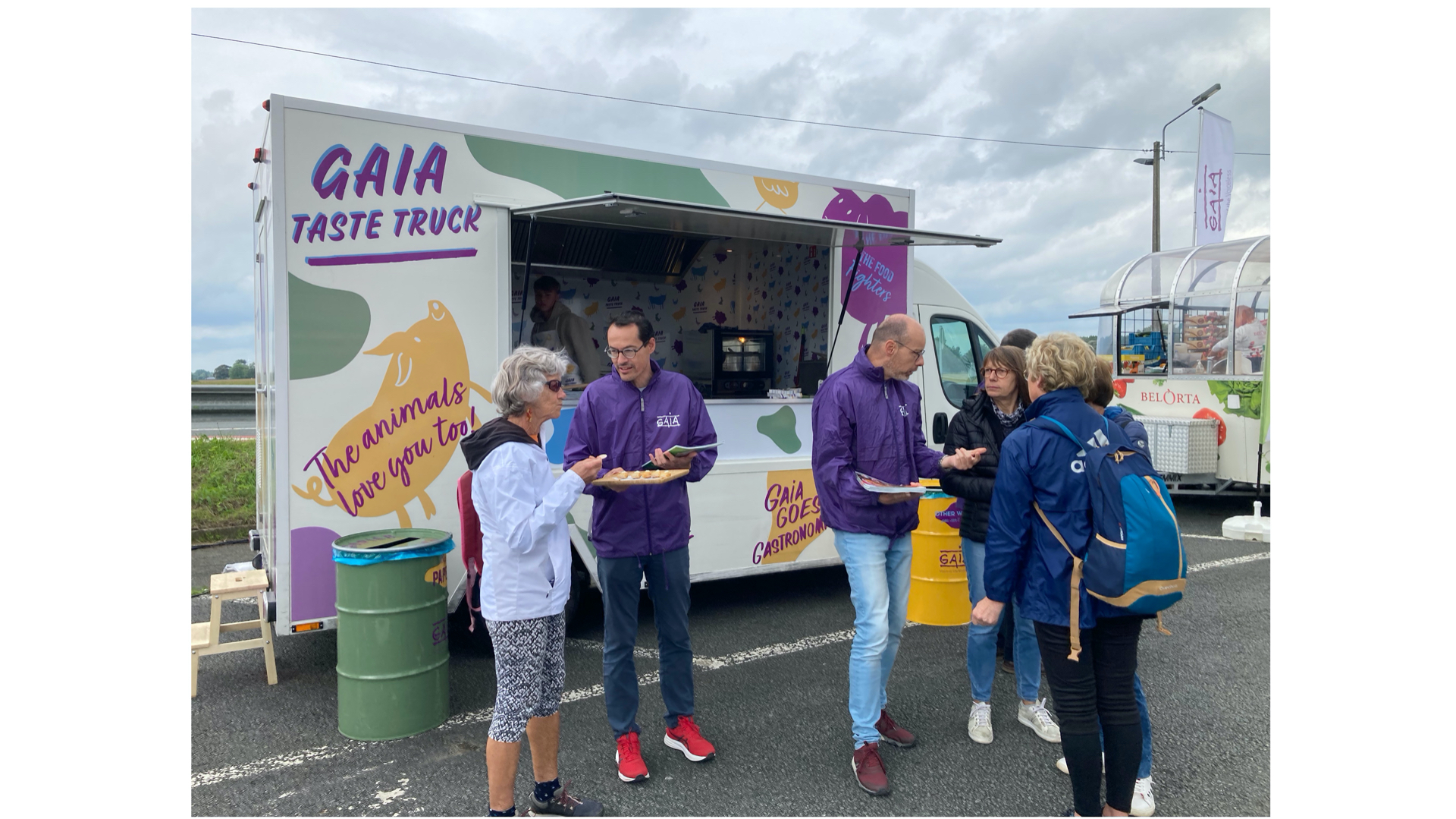 Venez déguster de délicieuses spécialités véganes au Foodtruck de GAIA et recevez notre guide du végan en herbe.