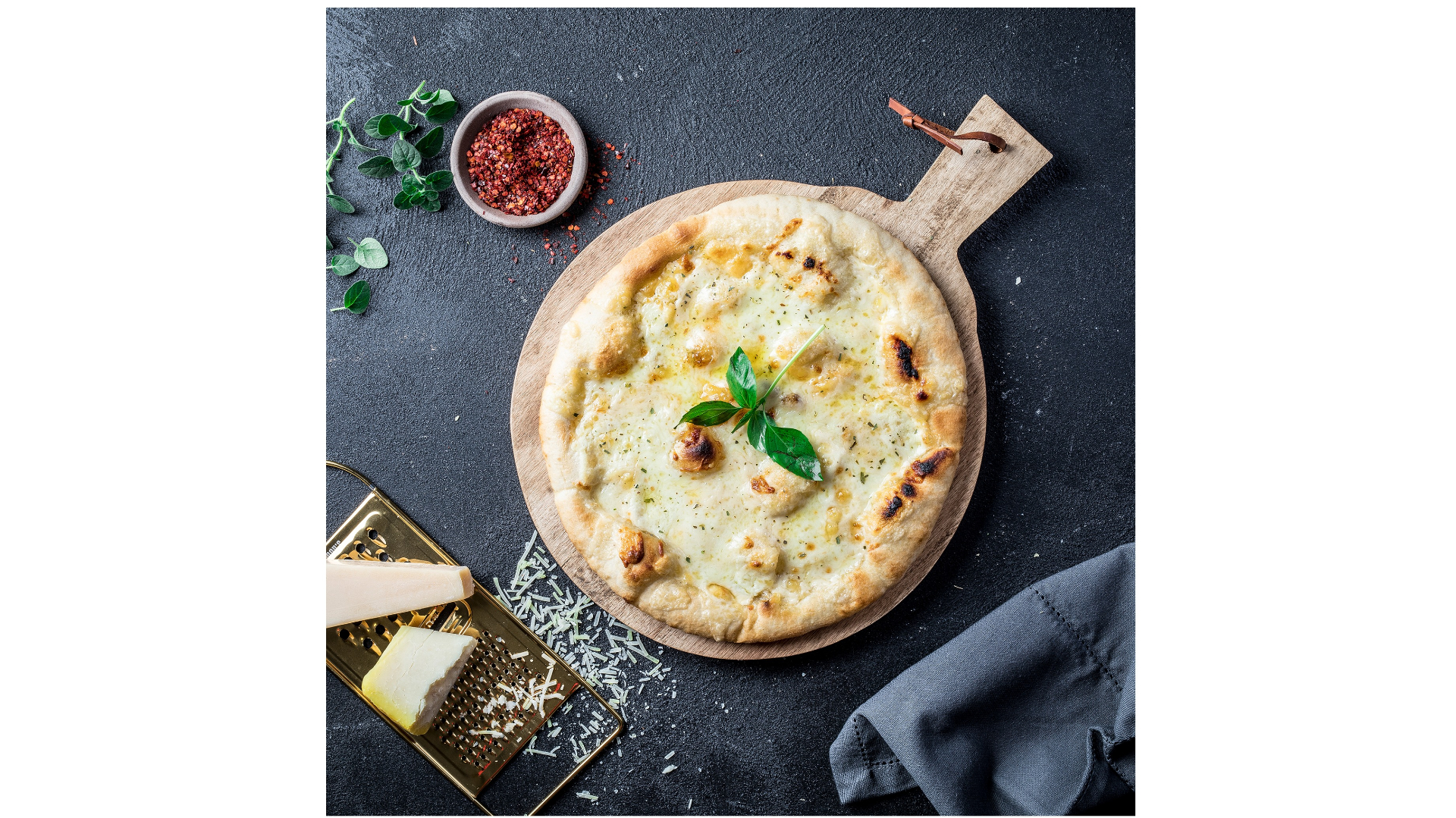 La pizza Bianca est préparée sur une base de pâte à mimosa italienne authentique, généreusement garnie d’une sélection de quatre fromages italiens raffinés : provolone, grana padano, pecorino romano et mozzarella fior di latte.