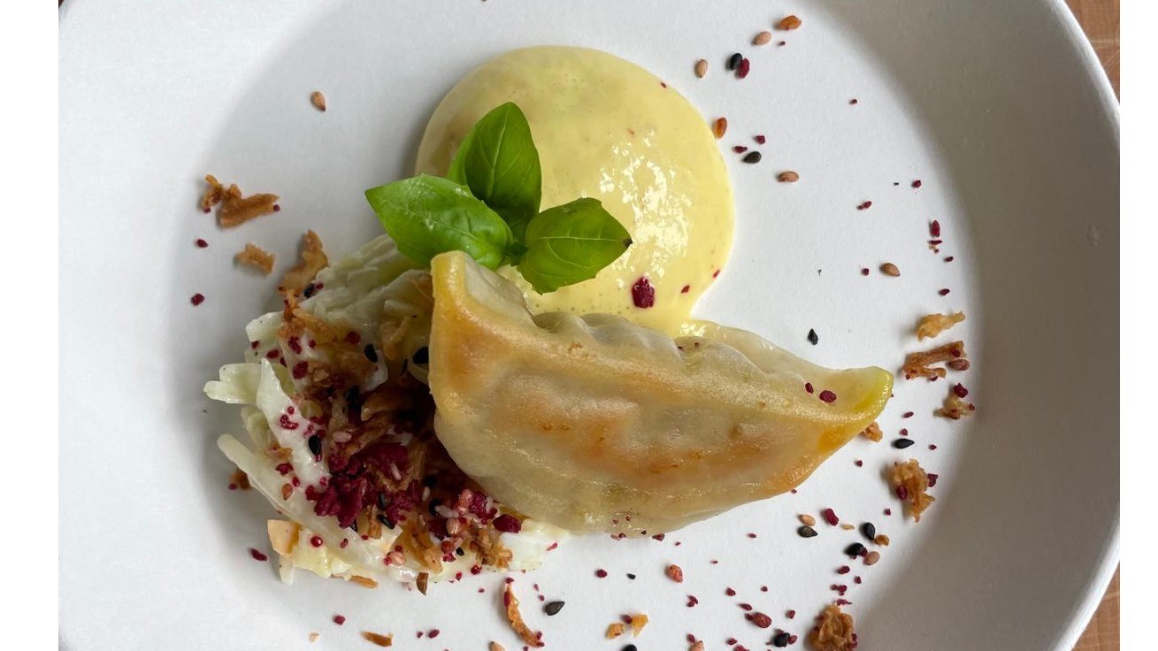 Kip Kerrie dumplin met piccalilly schuim