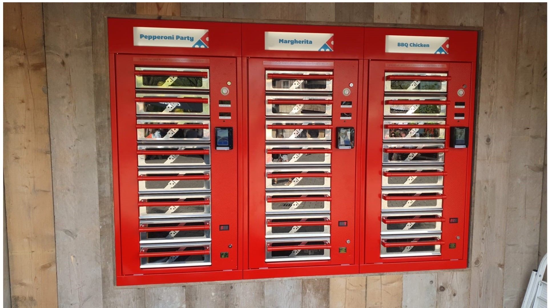 Pizza vending machine