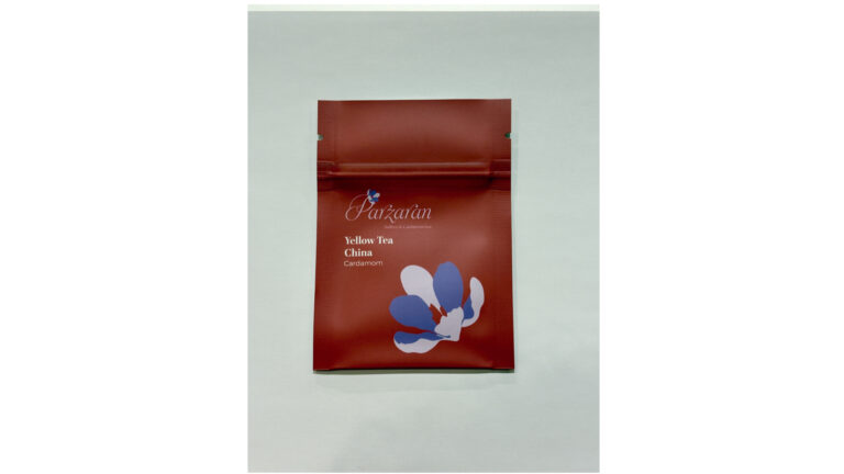 Gele thee is een Chinese thee met een hoge concentratie antioxidanten. Het heeft een aards, licht en zoet aroma. Gemengd met kardemom heeft het  een digestieve effect en parfumeert het de maag en de mond.