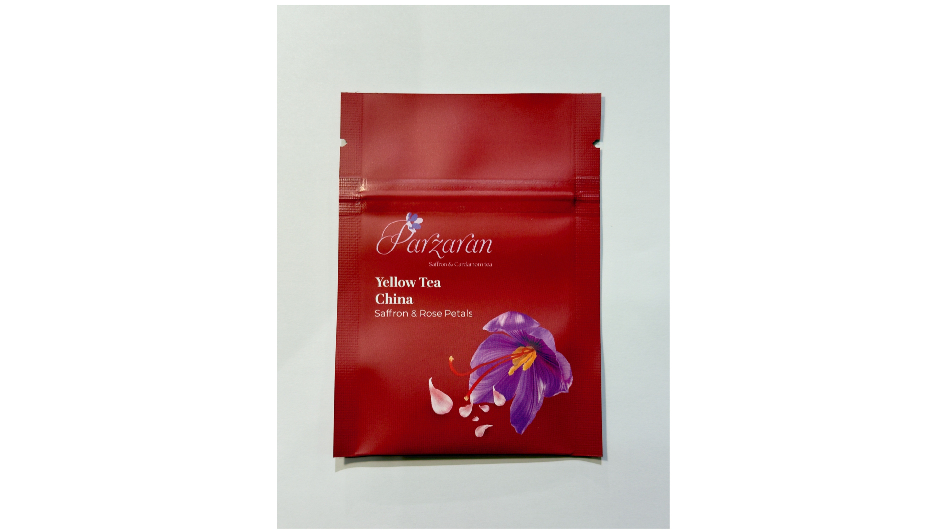 Il s’agit d’un thé jaune de Chine à la saveur douce. Mélangé au safran et pétales de rose, il intensifie sa couleur et sa douceur. Plein d’antioxydants et de bienfaits pour la santé.