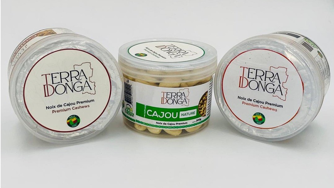 DONGA TREASURE SA propose une gamme gourmets de noix de cajou béninoises : amandes naturelles, blanchies, grillées ou aromatisées, prêtes à consommer en formats 200 à 500 g. Son équipe de plus de 500 collaborateurs veille à la qualité à chaque étape.