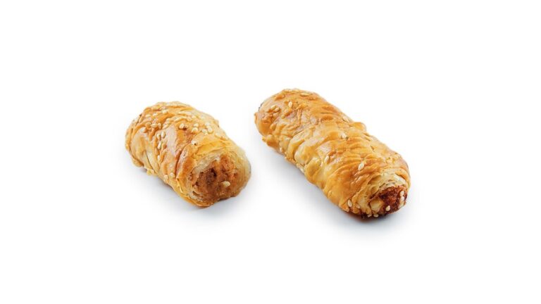 Mini börek met kip en witte sesamzaadjes