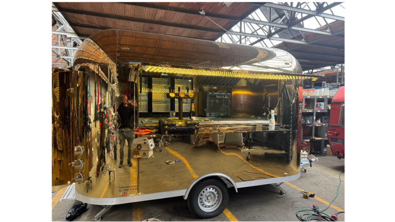 Magnifique food truck doré transformé en bar