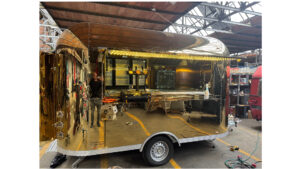 Prachtige gouden foodtruck omgebouwd in bar