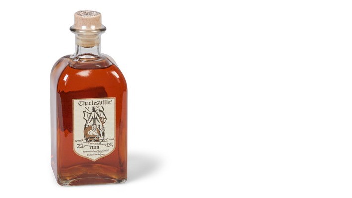 Charlesville – Bruine Rum. Het recept van Sas Distilleries is gebaseerd op een Franstalig recept uit het begin van de 19de eeuw.