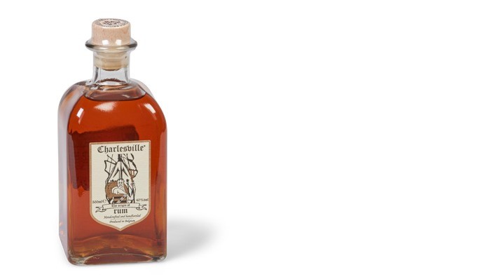 Charlesville – Bruine Rum. Het recept van Sas Distilleries is gebaseerd op een Franstalig recept uit het begin van de 19de eeuw.