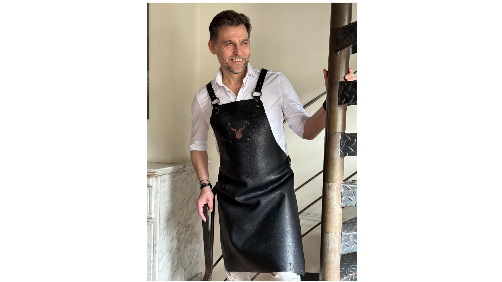 Leren schort met gekruiste riemen