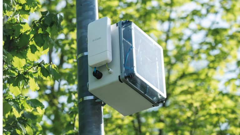 Dauerhaft sicher befestigt – Spelsberg bietet GEOS-Zubehör zur Mastbefestigung