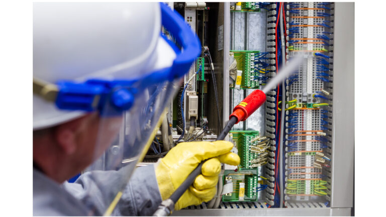 Elektroanlagennassreinigung