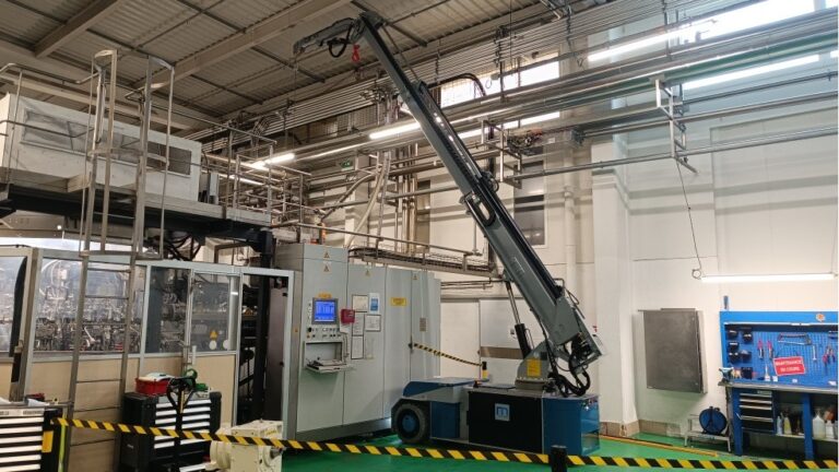 40MS 4×2 R – Radio‑Controlled Industrial Mini Crane (4000 kg)