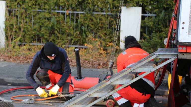 Sanierungsmitarbeiter auf einer Baustelle