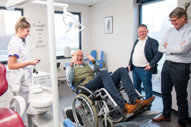 De prejury op bezoek bij Mondzorgcentrum Wiranto & Go in Almelo. (foto: Dental Tribune/Ben Adriaanse)