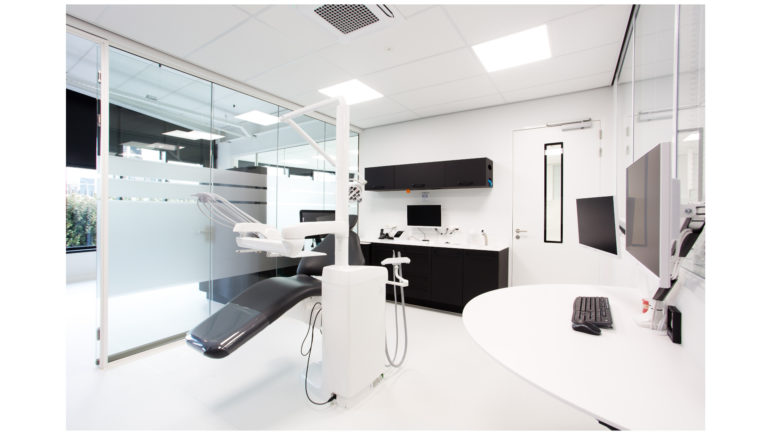 Glas wanden met meubilair behandelkamer