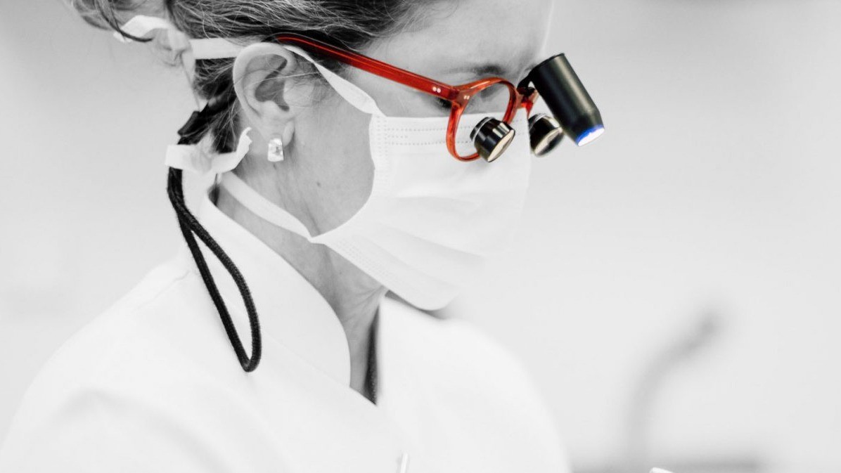 Integrated lighting systems for loupe glasses