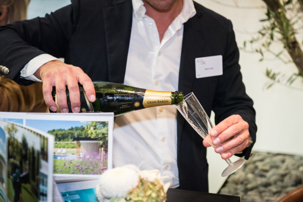 Nacht van bis 2018 exposant schenkt champagne uit