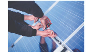 Servicetechnieker zonnepaneleninstallaties