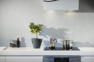 Wit keukenwerkblad met decoratie