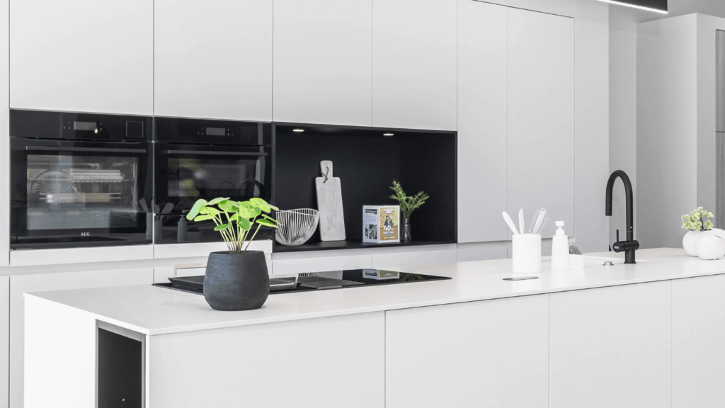 Witte moderne keuken