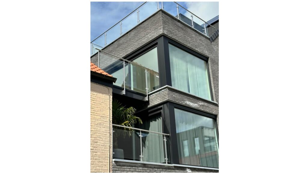 Plaatsing outdoor inox met glas balustrades