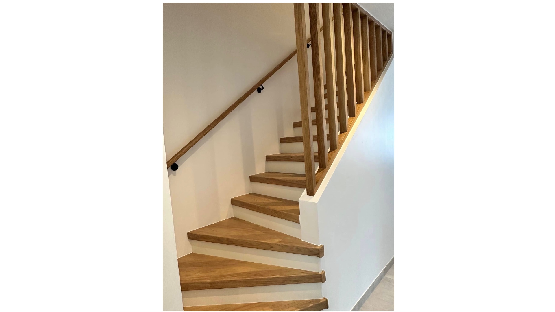 Traprenovatie en plaatsing houten lattenwand