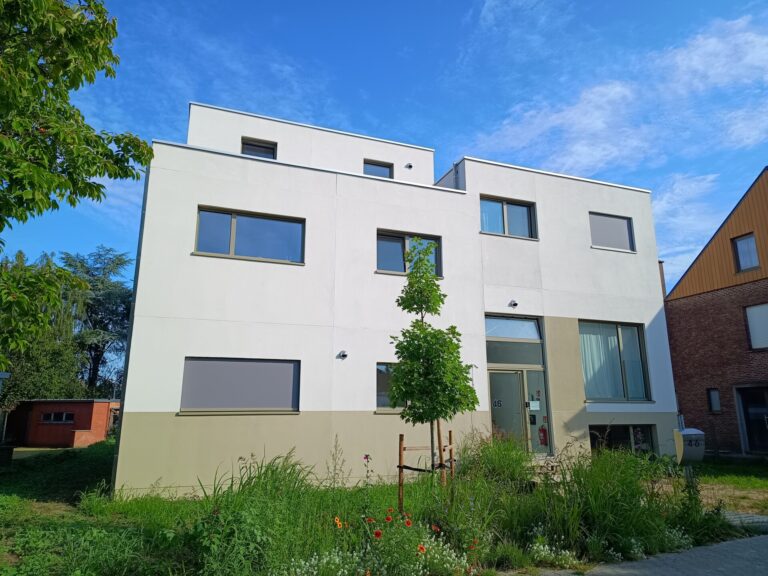 Compacte cohousen met 3 gezinnen