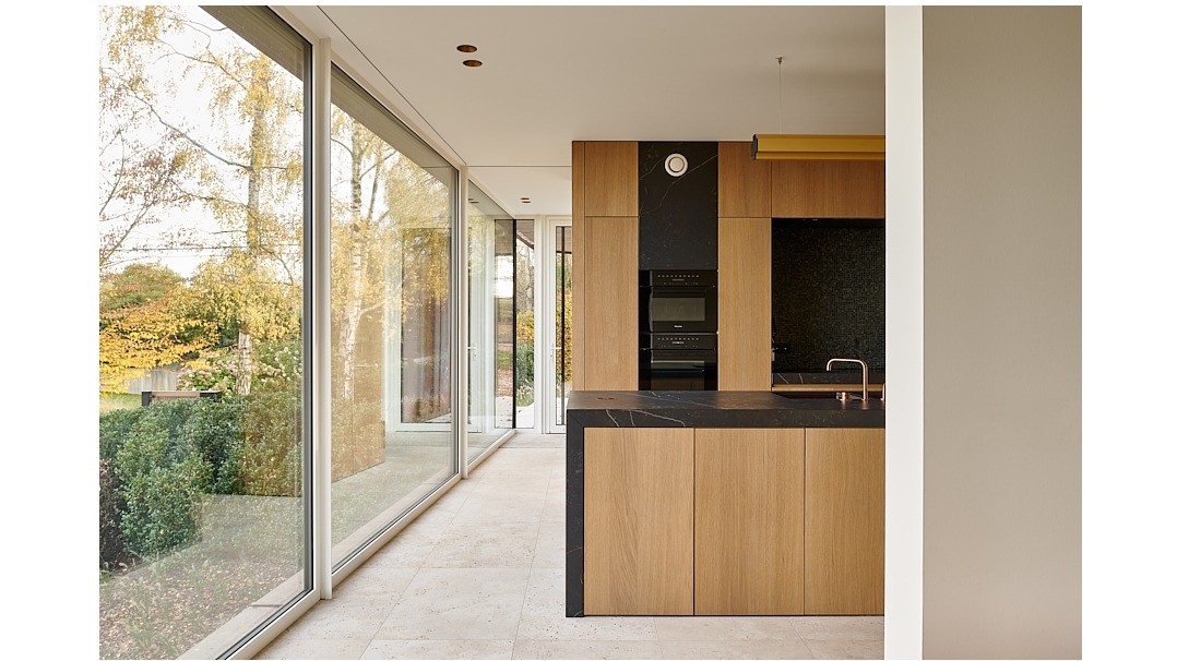 zicht op keuken met afwerking in eik fineer & dekton