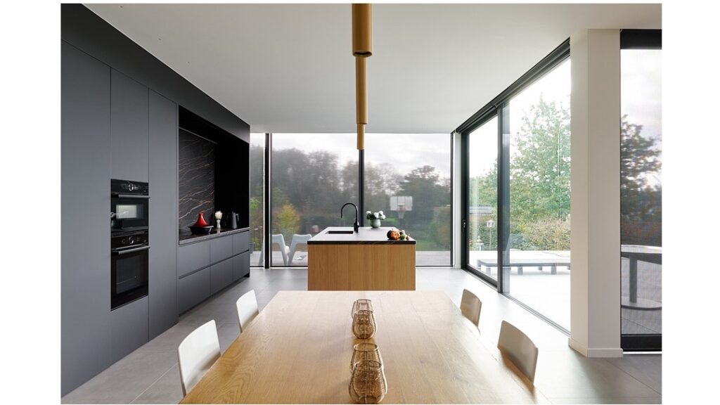 keukeninrichting in moderne stijl, zwart & hout