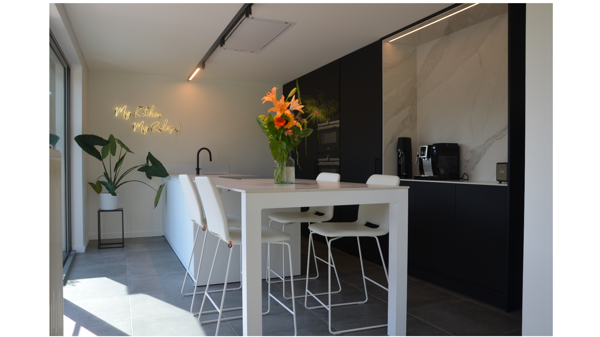 Strakke zwart-witte keuken in Koolkerke