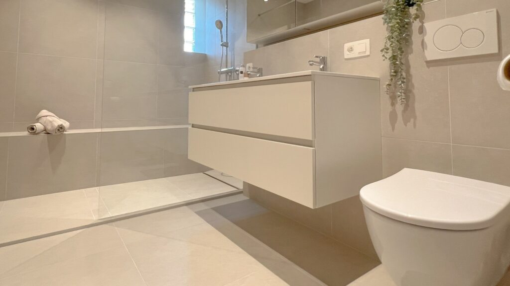 Realisatie: Van donkere badkamer naar een ruime inloopdouche